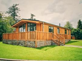 Skyline Lodge Loch Lomond Castle Lodges，位于巴洛赫的低价酒店