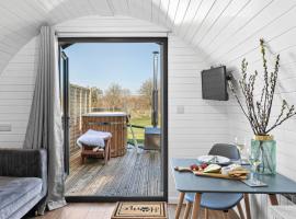 Bramley, Apple Tree Glamping, Nr Wells，位于韦尔斯的酒店