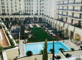 卡尔顿里维埃拉公寓式酒店，位于戛纳的酒店