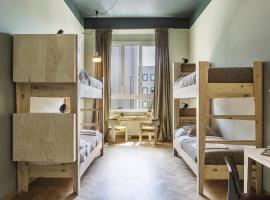 Yellow Hostel 24h - śniadanie i obiad gratis - Free Parking，位于卡托维兹的酒店