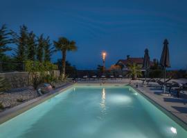 Piccola Villa Adriatic, with heated swimming pool, Opatija，位于伊齐齐的乡村别墅
