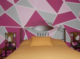 THE QUEEN，位于阿卡斯的酒店