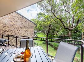 Bay Parklands, 36 2 Gowrie Avenue - close to the water with Air con, WiFi, pool & spa & tennis court，位于浅滩湾的酒店