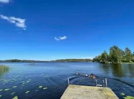 Stort hus med trädgård - sjötomt med egen båt
