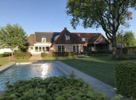 Tranquil villa in Vlaanderen with terrace，位于Heissehuizen的度假屋