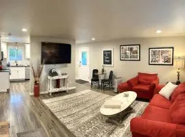 Beautiful, well-stocked home - sleeps 7!
