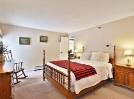 The Birch Ridge- Colonial Maple Room #1 - Queen Suite in Renovated Killington Lodge home，位于基灵顿的酒店