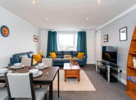 Lovely 3-bedroom flat with free parking，位于亚伦桥的酒店