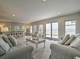 Getaway on Crystal Clear Lake Main and Guest House!，位于Northport的酒店