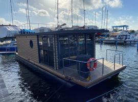 Hausboot Fjord Lyra mit Biosauna in Barth，位于巴特的酒店