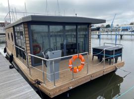 Hausboot Fjord Vineta mit Biosauna in Barth，位于巴特的船屋