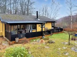 3 Bedroom Lovely Home In Åsljunga