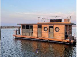 Hausboot Fjord HAVEN mit Biosauna in Barth，位于巴特的酒店