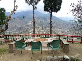 Families Only! Eagle Nest Cottage Muzaffarabad by LMC，位于穆扎法拉巴德的酒店