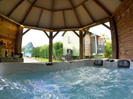 Romantic Retreat - Luxury Shepherds Hut + Hot Tub!，位于坎伯恩的酒店