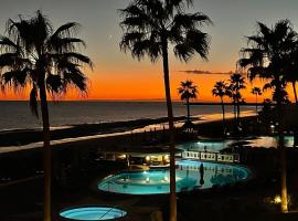 Sonoran Sea Resort BEACHFRONT Condo E203，位于佩尼亚斯科港的酒店