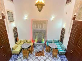 Riad Fes Colors & SPA - Family Lodging，位于非斯的摩洛哥传统庭院