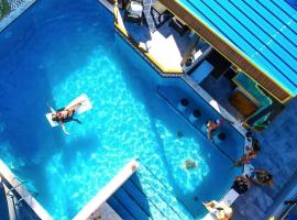 Aqua Marina Beach Club，位于林康尤格尼奥德霍斯托斯机场 - MAZ附近的酒店