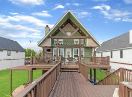 Luxury Waterfront Home Family and Pet Friendly Near Surfside Beach 11 Mins，位于自由港的酒店