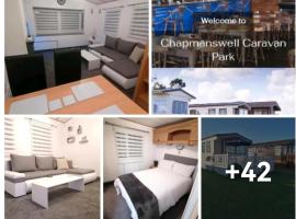 Cornwall CORNWALL-CHAPMANSWELL CARAVAN HOLIDAY PARK A30 B&B Bed and breakfast #41，位于朗塞斯顿的酒店