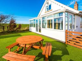 "Woodlands" by Greenstay Serviced Accommodation - Luxury 3 Bed Cottage In North Wales With Stunning Countryside Views & Parking - Close To Glan Clwyd Hospital - The Perfect Choice for Contractors, Business Travellers, Families and Groups，位于Bodelwyddan的豪华酒店