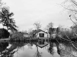 Rustig gelegen chalet Kapeki met tuin aan het water，位于赫尔的酒店