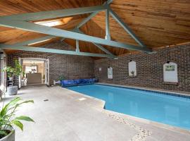 Large coastal cottage, private indoor pool, hut tub, sauna and steam pod，位于韦茅斯的带按摩浴缸的酒店