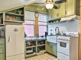 Beatrice Studio with Fire Pit Near Golf!，位于Beatrice的酒店