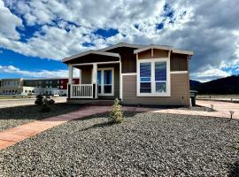 The Grand Getaway at Williams - Family Friendly for up to 8 & Walking Distance to the GC Railway，位于威廉姆斯的酒店