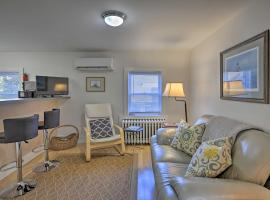 Quaint DT Greenport Apt - 2 Mi to Shelter Island!，位于格林波特的酒店