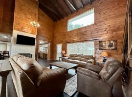 Creekfront Lodge: Brand new!，位于鸽子谷的木屋