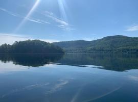 Sehr schöne ufernahe ebenerdige Ferienwohnung Pura Vida auf der Halbinsel Scheid，位于Scheid的酒店