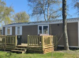 BJ Chalets - De Rug 3 - Vakantiepark Lauwersoog - Luxe chalet MET vaatwasser en inloopkast! Vroege incheck! MET AIRCO!，位于劳雷尔苏格的酒店