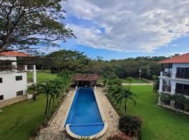 Condo Golf B3 F3 Hacienda Iguana，位于托拉的带泳池的酒店