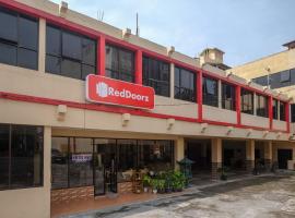 RedDoorz at H&W Hotel Solo，位于梭罗的酒店