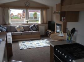 D24 is a 2 bedroom 6 berth caravan close to the beach on Whitehouse Leisure Park in Towyn near Rhyl with decking and private parking space This is a pet free caravan，位于阿贝尔格莱的度假园