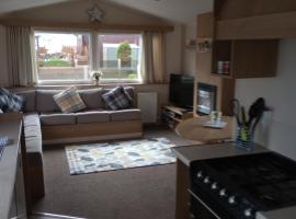 D24 is a 2 bedroom 6 berth caravan close to the beach on Whitehouse Leisure Park in Towyn near Rhyl with decking and private parking space This is a pet free caravan，位于阿贝尔格莱的酒店