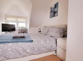 Beautiful Ensuite Beachfront Room Worthing Homestay，位于Worthing的酒店