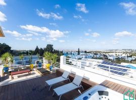 Panoramic View Enjoy a Jacuzzi in Sidi Bou Said，位于Dar Salah Bey的带停车场的酒店