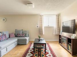 Self check-in spacious apartment with full Kitchen，位于渥太华卡利普索水上乐园附近的酒店