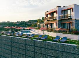 Hotel Vita Naturalis，位于B&uuml;y&uuml;khusun的带泳池的酒店