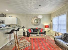 Colorful Rehoboth Beach Townhome 1 Mile to Ocean!，位于柏斯海滩的酒店