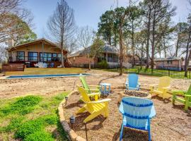 Cedar Creek Lakefront Vacation Rental with Pool，位于Gun Barrel City的酒店