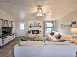 Lake View and Decks Pet-Friendly Mabank Home，位于Mabank的酒店