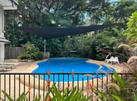 4 Bedroom House in Arcadia with huge Pool and Wifi 'Brookehaven'，位于阿卡狄亚的度假短租房