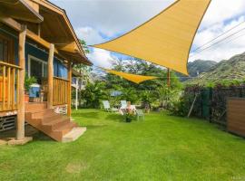Charming Country Cottage on quiet street just a few steps from the beach!，位于Waianae的酒店