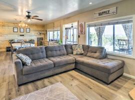 Hot Tub and Fire Pit Pet-Friendly Home in Payson，位于佩森的酒店