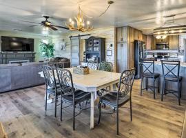 Hot Tub and Deck Pet-Friendly Home in Payson，位于佩森的酒店