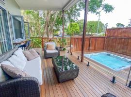 Beach House with spa among the trees Coolum Beach，位于库鲁姆海滩的酒店