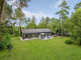 Beautiful Home In Idestrup With Kitchen，位于博托比的豪华酒店